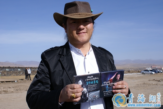 青年歌手洛桑尖措向青海湖音乐网赠送最新首张