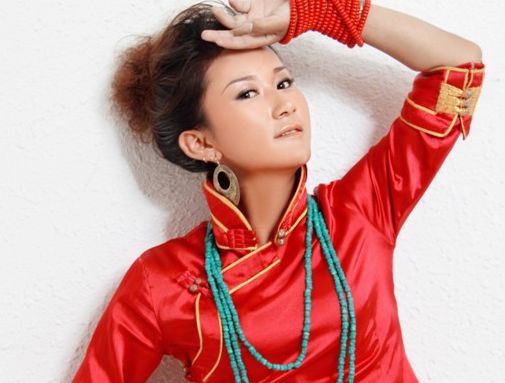 奥秀吉：《思