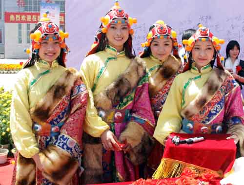 礼仪小姐身着藏族服饰尽显地域风情 礼仪小姐身着藏族服饰尽显地域风情