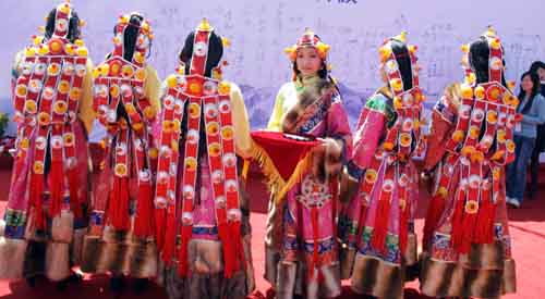 礼仪小姐身着藏族服饰尽显地域风情 礼仪小姐身着藏族服饰尽显地域风情