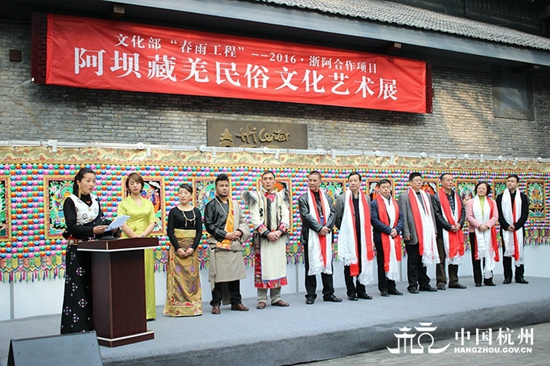 四川阿坝州藏羌文化民俗风情展在杭州市举办
