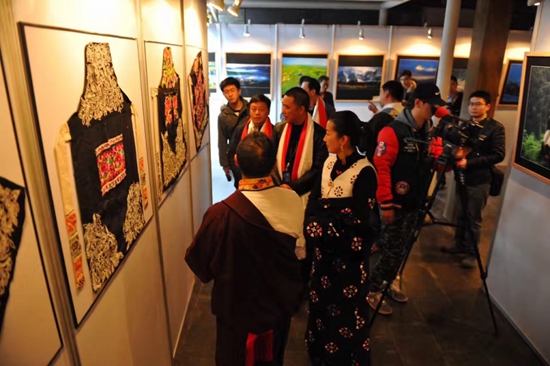 四川阿坝州藏羌文化民俗风情展在杭州市举办