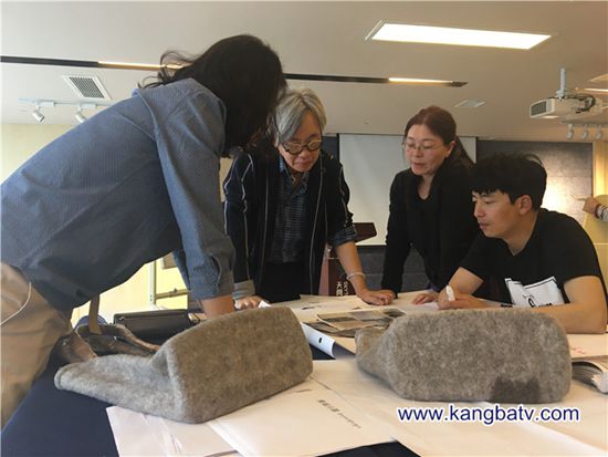 中外携手办培训 培养藏族手工艺品后起之秀 中外携手办培训 培养藏族手工艺品后起之秀