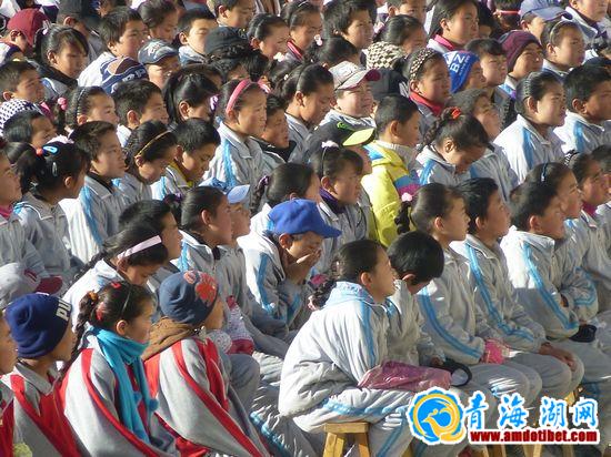 多杰宽同学先进事迹巡回报告会在同德县举行 多杰宽同学先进事迹巡回报告会在同德县举行