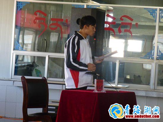 多杰宽同学先进事迹巡回报告会在同德县举行 多杰宽同学先进事迹巡回报告会在同德县举行