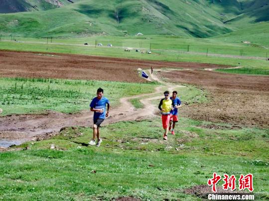 海拔3884米阿尼玛卿高原国际越野赛顺利开跑
