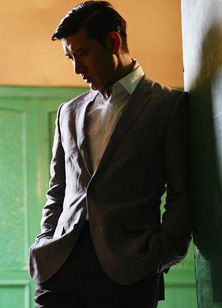 蒲巴甲登《时尚旅游》 帅气西装展绅士风采 蒲巴甲登《时尚旅游》 帅气西装展绅士风采