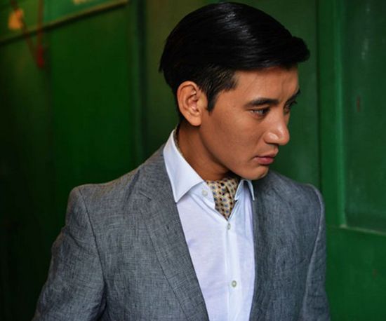 蒲巴甲登《时尚旅游》 帅气西装展绅士风采 蒲巴甲登《时尚旅游》 帅气西装展绅士风采