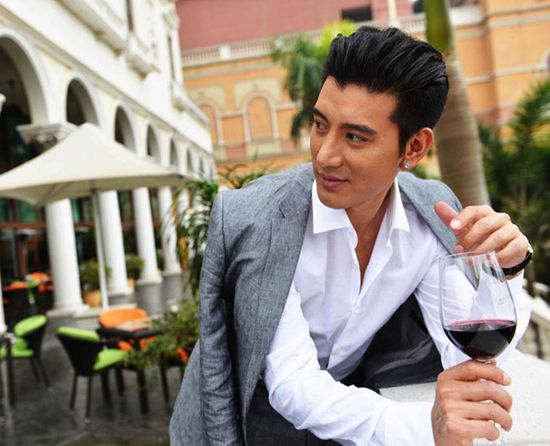 蒲巴甲登《时尚旅游》 帅气西装展绅士风采 蒲巴甲登《时尚旅游》 帅气西装展绅士风采