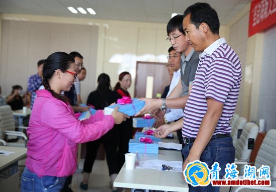 圣洁海南文丛《海南州文学作品选》出版发行