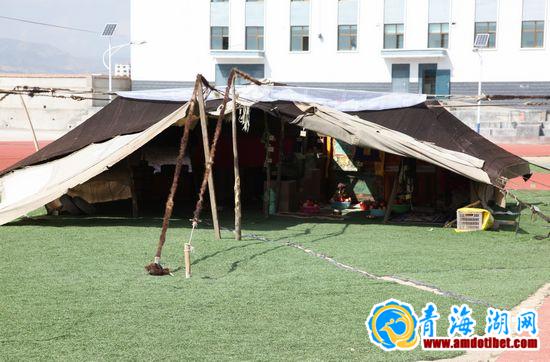 学校搭起黑帐篷 让古老的游牧文化走进校园