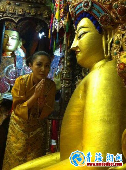 仁吉旺姆祭拜父亲灵塔