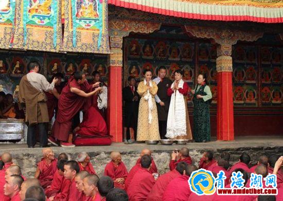 仁吉旺姆祭拜父亲灵塔