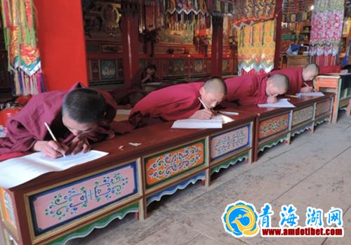 贵德寺院学经僧人考试