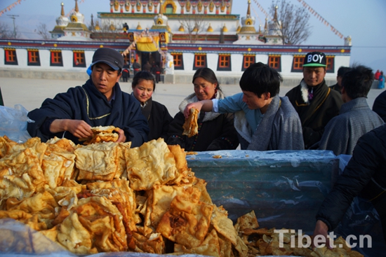 同仁县年都乎乡郭麻日寺举行吃舍饭民俗活动