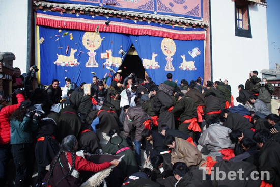 同仁县年都乎乡郭麻日寺举行吃舍饭民俗活动